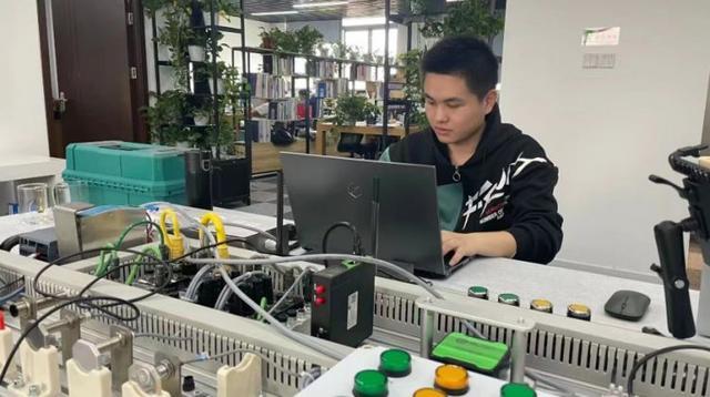 連摘三金！長寧代表隊在上海市第一屆職業技能大賽軟件開發賽項中表現搶眼